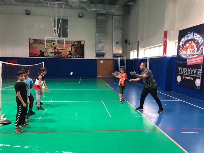 YENİ BADMİNTONCULAR YETİŞİYOR