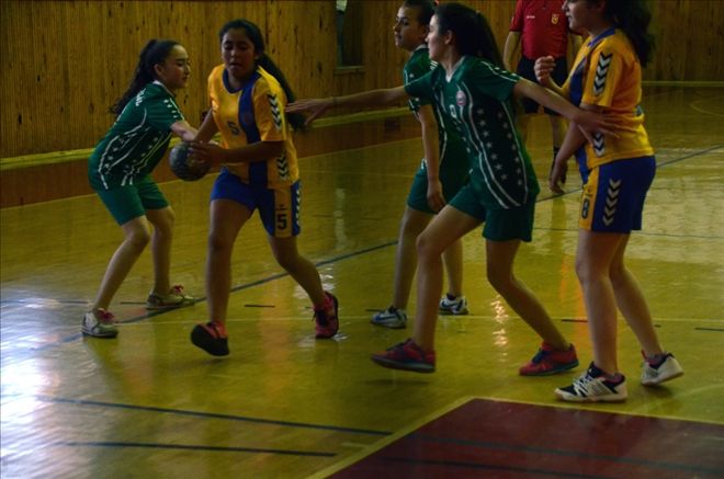 KÜÇÜKLER HENTBOLDA GRUP