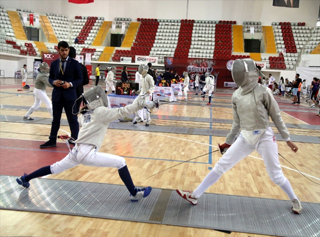 SİVAS´TA KILIÇLAR KONUŞTU