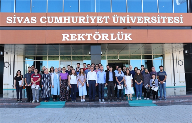 GENÇ ŞAİR VE YAZAR ADAYLARINA ÜNİVERSİTEYİ ANLATTI