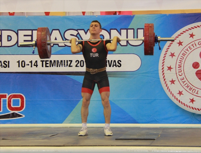 HALTER ŞAMPİYONASINDA HEYECAN SÜRÜYOR