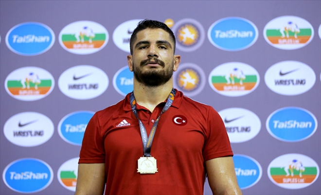 TAHA AKGÜL´DEN ALTIN MADALYA