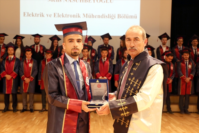 SURİYELİ ÖĞRENCİ MEZUNİYET TÖRENİNE DAMGA VURDU