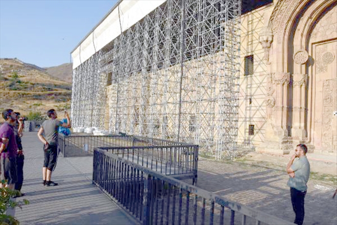 RESTORASYONA RAĞMEN ZİYARETÇİ AKINI