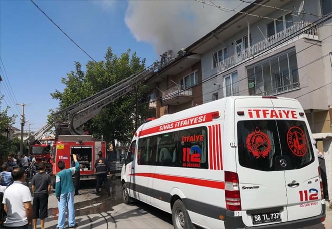 ÇATI YANGINI KORKUTTU