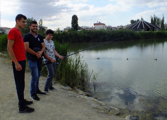 TATİLLERİNİ BALIK TUTARAK GEÇİRİYORLAR