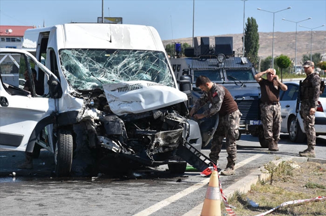 ÖZEL HAREKÂTÇILARIN MİNİBİSÜ KAZA YAPTI: 6 YARALI - video