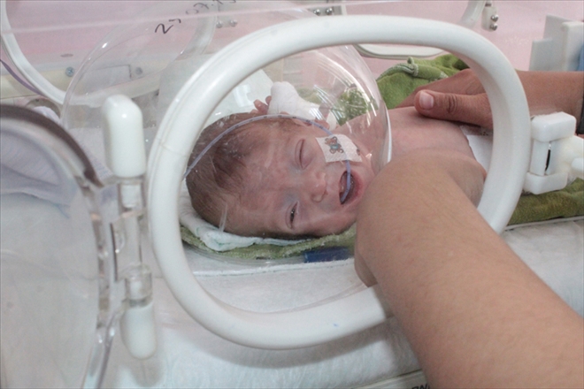 ?PREMATÜRE BEBEKLERE´ ANNE ŞEFKATİYLE BAKILIYOR