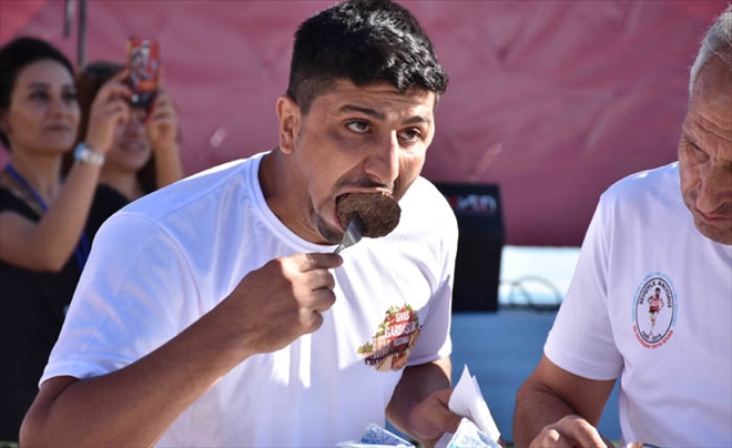 58 SANİYEDE 8 KÖFTE YEDİLER