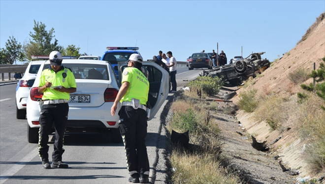 OTOMOBİL ŞARAMPOLE DEVRİLDİ: 4 YARALI