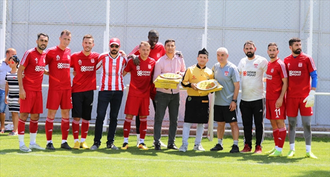 YİĞİDO´YA KÜNEFE İKRAMI