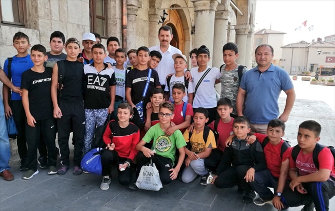 VALİ AYHAN, GÜREŞÇİLERLE BİR ARAYA GELDİ