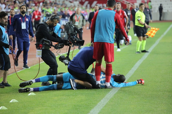 SAMASSA, BİR ANDA YERE YIĞILDI