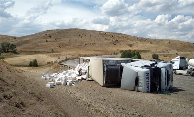 YUMURTA YÜKLÜ TIR DEVRİLDİ, SÜRÜCÜ YARALANDI
