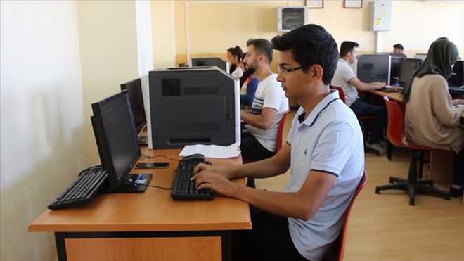 KATİP ADAYLARI KLAVYEDE TER DÖKTÜ