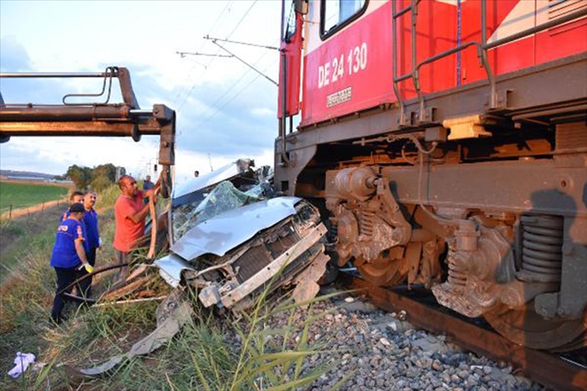 HEMZEMİN GEÇİTTE FACİA: 1 ÖLÜ, 2 YARALI