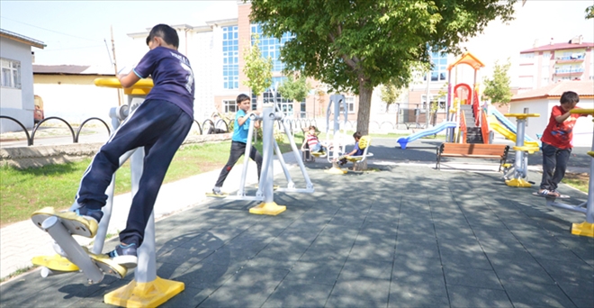 PARKLARDAKİ EKSİKLER GİDERİLİYOR