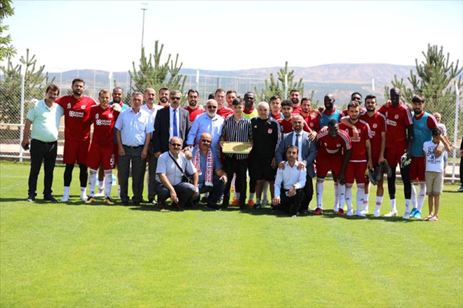 MUHTARLARDAN TAKIMA MORAL ZİYARETİ