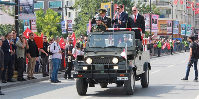 BÜYÜK ZAFERE COŞKULU KUTLAMA