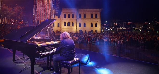 TULUYHAN UĞURLU´DAN MUHTEŞEM KONSER