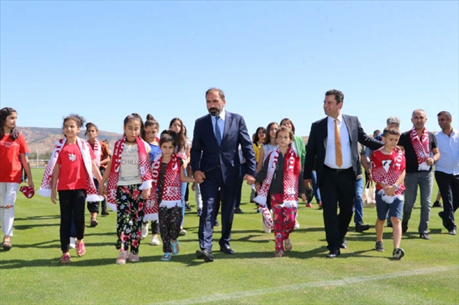 ÖĞRENCİLERDEN SİVASSPOR´A ZİYARET