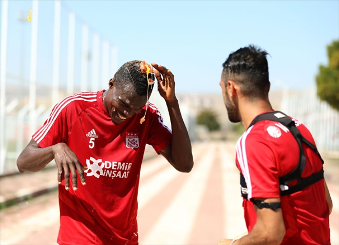 COFİE´NİN BAŞINDA YUMURTA KIRDILAR!