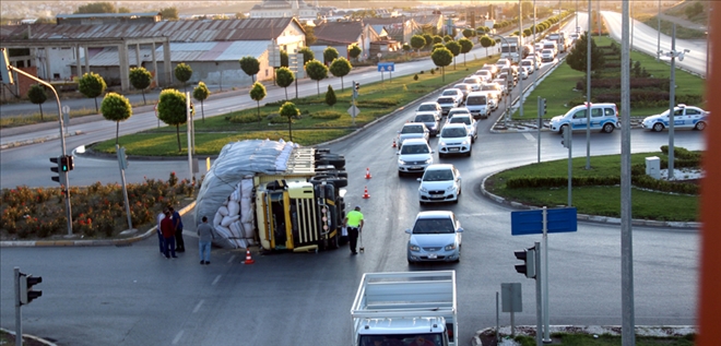 SAMAN YÜKLÜ KAMYON KAVŞAKTA DEVRİLDİ