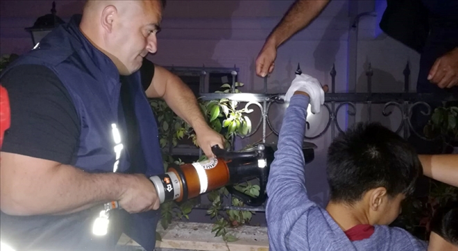 KORKULUK DEMİRİ ELİNE SAPLANDI - video