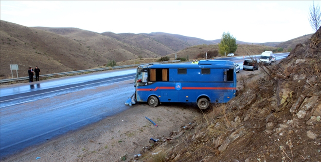 MAHKUM TAŞIYAN NAKİL ARACI DEVRİLDİ: 9 YARALI