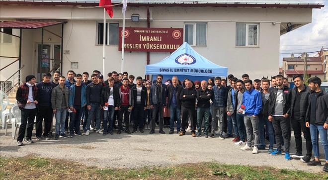 ÖĞRENCİLER TERÖRE KARŞI UYARILDI