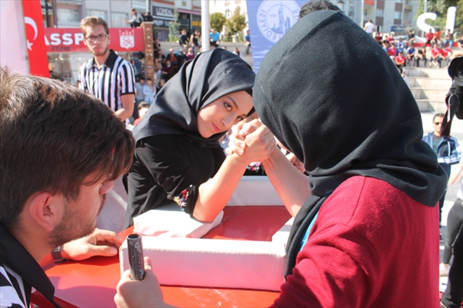 SİVAS´TA GÜÇLÜ BİLEKLER YARIŞTI