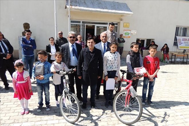 SEN DE GÜLÜMSE DERNEĞİ´NDEN ÖĞRENCİLERE KIRTASİYE YARDIMI