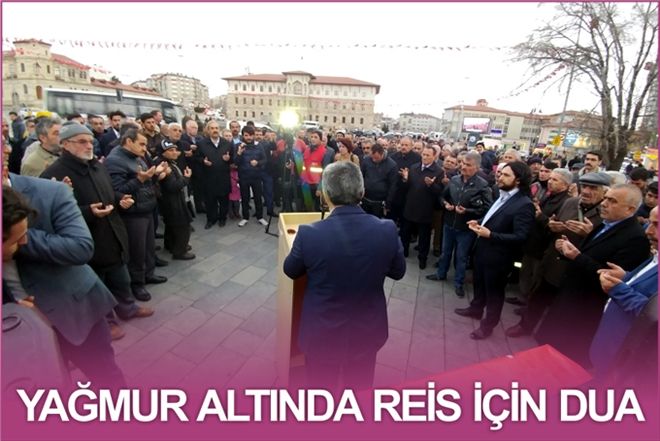 YAĞMUR ALTINDA REİS İÇİN DUA
