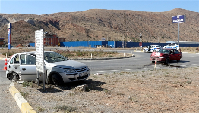 İKİ OTOMOBİL ÇARPIŞTI: 4 YARALI