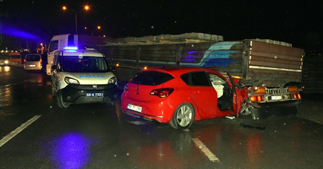 TIR İLE OTOMOBİL ÇARPIŞTI: 4 YARALI