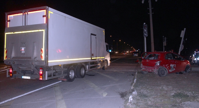 KAMYON İLE OTOMOBİL ÇARPIŞTI: 4 YARALI