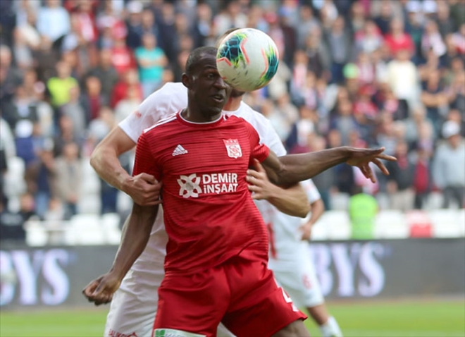 ?DEDE´ KULÜBEDE BOŞ OTURMUYOR