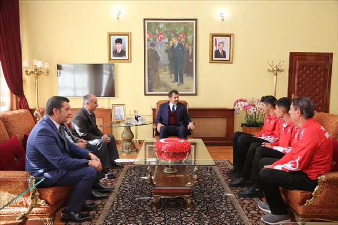 DERECELİ SPORCULARDAN VALİ AYHAN´A ZİYARET