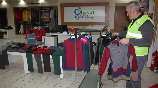 BİR KAMYON KIYAFET BAĞIŞLADI