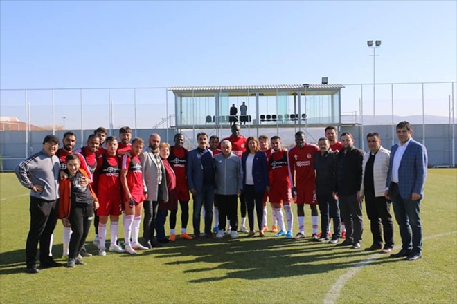 TAKIMA MORAL VERDİLER