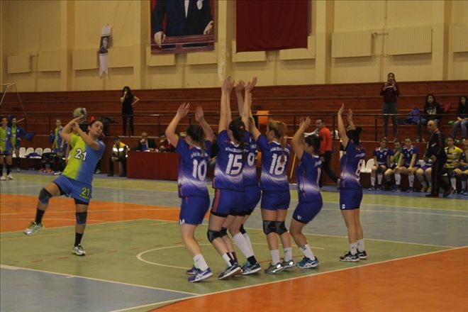 KADINLARDA OLMAK YA DA OLMAMAK MAÇI