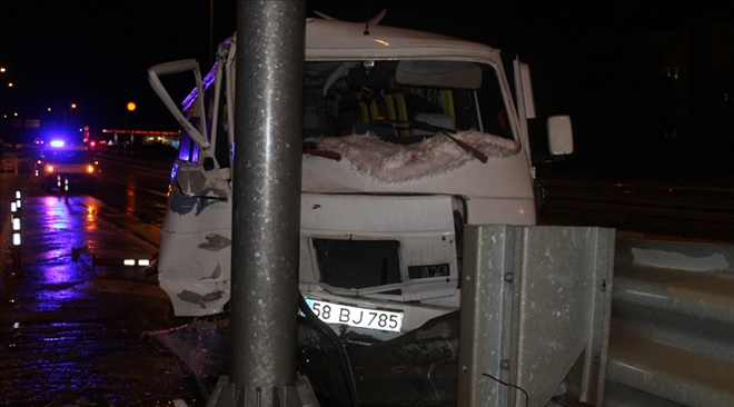 MİNİBÜSTE SIKIŞAN SÜRÜCÜYÜ İTFAİYE KURTARDI