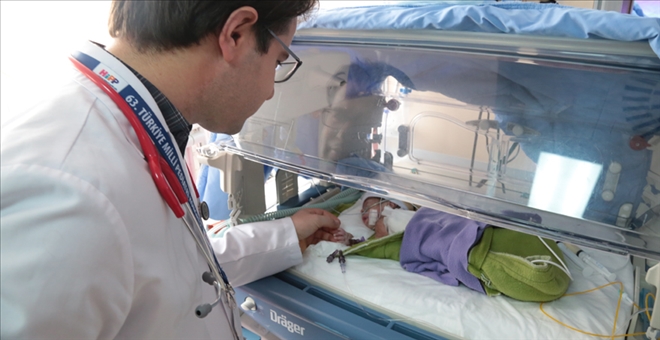 PARMAK BEBEK HAYATA TUTUNDU - video