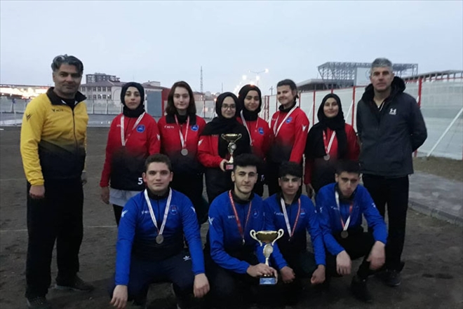 KIZLARDA ŞARKIŞLA, ERKEKLERDE SABANCI