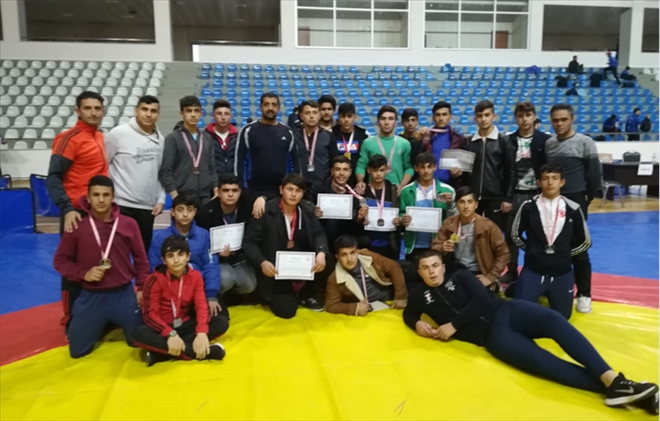 GÜREŞÇİLER FİNALDE SİVAS´I TEMSİL EDECEK