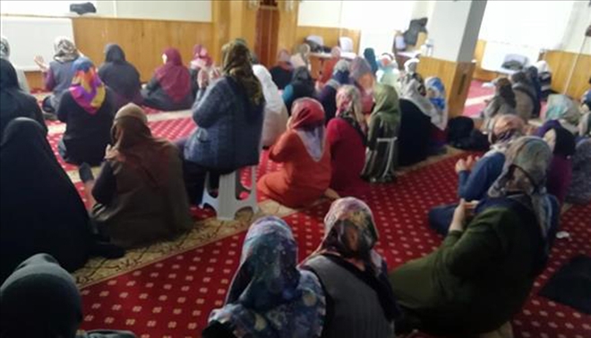 ANNE VE KIZLARI CAMİDE BULUŞUYOR