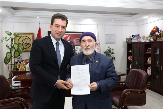 ŞİİR KİTAPLARINI BAĞIŞLADI