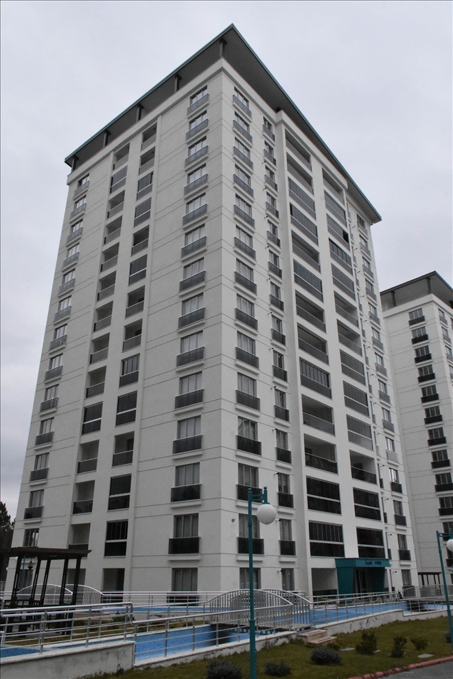 14 KATLI APARTMANIN TERASINDAN DÜŞEN HAKİM, ÖLDÜ