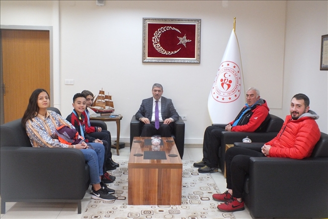 YÜZÜCÜLERİ TEBRİK ETTİ