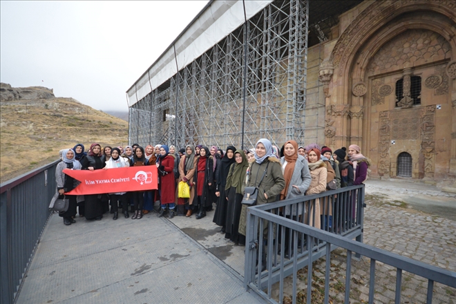 ÖĞRENCİLERLE DİVRİĞİ´Yİ GEZME FIRSATI BULDU (VİDEO)